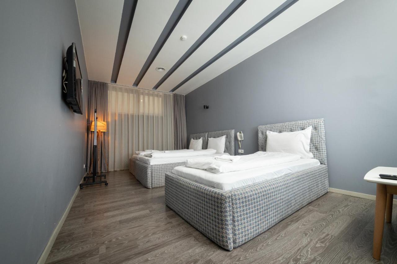 Hotel Gloria Пристина Екстериор снимка