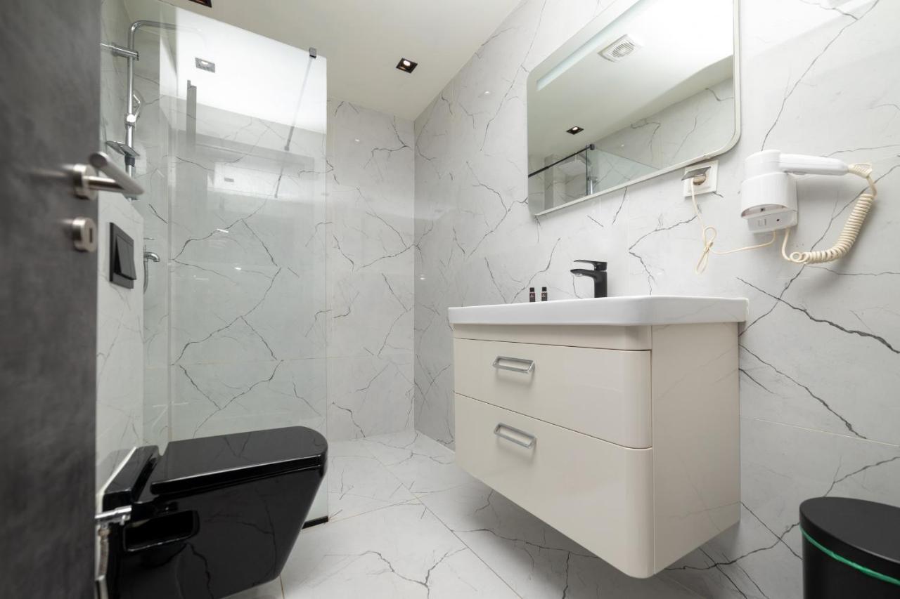 Hotel Gloria Пристина Екстериор снимка